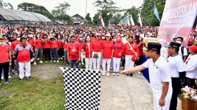 Gubernur Sulsel Andi Sudirman Sulaiman melepas saat melepas peserta jalan sehat Gerakan Sulsel Anti Mager di Toraja Utara, pada Jumat (5/8/2022). (Foto: ABATANEWS/Azwar) 