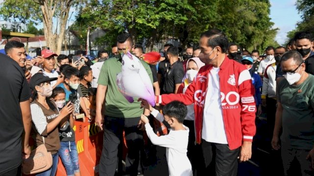 Presiden Joko Widodo dan Ibu Iriana Joko Widodo menghabiskan waktu bersama cucunya, Jan Ethes Srinarendra, dengan berjalan santai di sepanjang Jalan Slamet Riyadi, Kota Surakarta, pada Ahad (7/8/2022). (Foto: Biro Pers Presiden) 