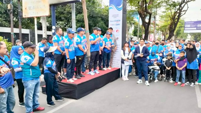 Semarak ulang tahun ke-98 Perumda Air Minum Kota Makassar terus berlanjut. Kali ini perusahaan pengelola air bersih tersebut menggelar acara famwalk pada hari Ahad (7/8/2022).