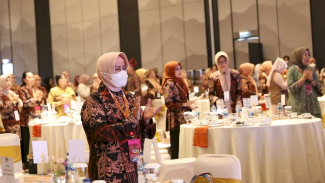 Ketua Dekranasda Kota Makassar yang juga Ketua TP PKK Kota Makassar Indira Yusuf Ismail mengapresiasi desainer lokal Padang yang sukses menampilkan karya desainnya di panggung Ladies Program Rakernas XV Apeksi (Asosiasi Pemerintah Kota Seluruh Indonesia) 2022 di Padang, Senin (8/8/2022). (Istimewa) 