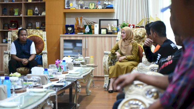 Bupati Luwu Utara, Indah Putri Indriani melepas Komunitas Luwu Raya untuk menggelar Ekspedisi Rampi secara resmi, pada Selasa (9/8/2022), di ruang kerja Bupati Luwu Utara. (Foto: ABATANEWS/Azwar) 