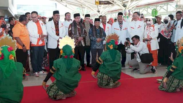 Ketua Majelis Syura PKS Salim Segaf didamping sejumlah kader, termasuk Tamsil Linrung saat mengawali agendanya di Sulsel. (Dok PKS) 