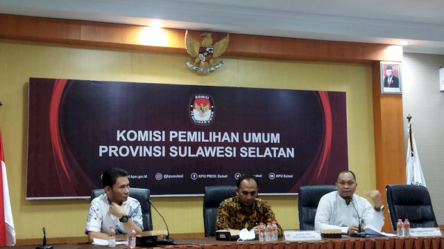 Komisioner KPU Sulsel melakukan konferensi pers di Kantor KPU Sulsel, Jalan AP Pettarani, Makassar, pada Selasa (9/8/2022). (Foto: ABATANEWS/Cinno) 