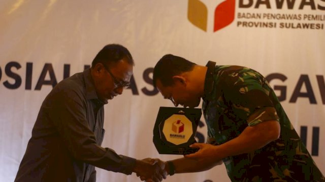 Ketua Bawaslu Sulsel dan Pamen Ahli Kodam XIV/Hasanuddin Kolonel (ARM) Airlangga dalam acara sosialisasi, di Hotel Grand Asia, Makassar, pada Selasa (9/8/2022). (Dok Bawaslu Sulsel) 