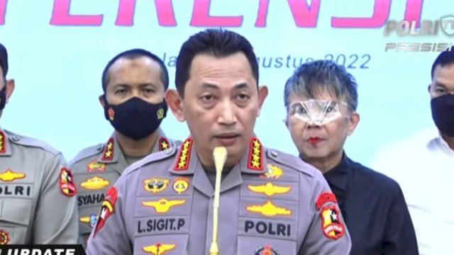 Kapolri Jenderal Listyo Sigit Prabowo mengumumkan penetapan tersangka Ferdy Sambo atas kasus kematian Brigadir J, di Mabes Polri, pada Selasa (9/8/2022). (Tangkapan layar video YouTube) 