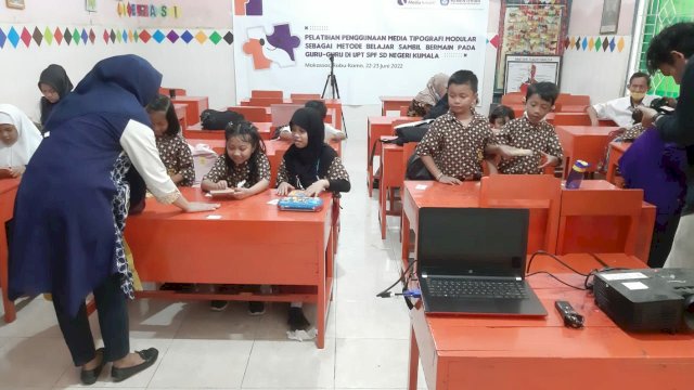 Dosen dan mahasiswa prodi Desain Grafis Polimedia Makassar membuat Modular Tipografi sebagai alat bermain sekaligus pembelajaran, dan disosialisaikan di SDN 6 Kumala Makassar. (Dok Pribadi) 