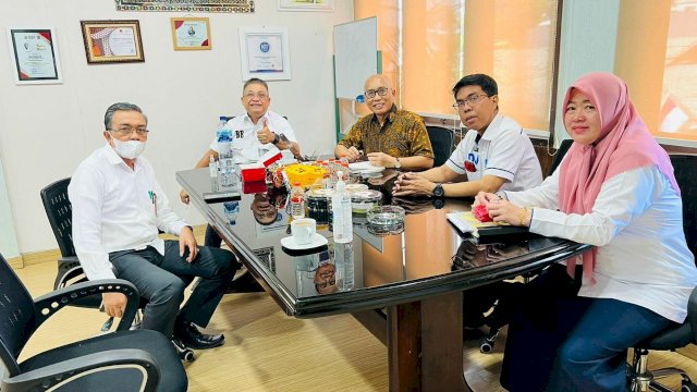 Ir. Qur'ani Masiga, Direktur Utama PT. Bank Perkreditan Rakyat (BPR Perseroda) beserta Ika Wijaya, Komisaris BPR Makassar datang menyambangi Kantor Pusat Perumda Air Minum Kota Makassar dijalan Dr. Ratulangi Makassar dan diterima langsung oleh Direktur Utama Beni Iskandar, Didampingi oleh Kabag. Anggaran Jufri dan Sumiyati Selaku Kasie Pemegang Kas, pada Rabu (10/8/2022). (Foto: ABATANEWS/Azwar) 