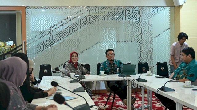 Disnakertrans Provinsi Sulsel Nuraeni Yahya pada rapat sosialisasi dan koordinasi yang digelar bersama Dinas Komunikasi Informatika Statistik dan Persandian (Diskominfo-SP) Prov. Sulsel di Toraja Room Kantor Gubernur Sulsel, Kamis (11/08/2022). (Foto: ABATANEWS/Wahyuddin) 