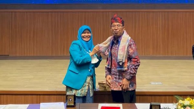 Rektor Institut Teknologi Pertanian (ITP) Takalar Dr. Hj. Irma Andriani, S.Pi., M.Si mengalungkan kain siborita sebagai tanda mata kepada Wakil Rektor Universitas Gunadharma, Depok disela-sela kunjungan penandatanganan Memorandum of Understanding (MoU) antara ITP Takalar dengan Universitas Gunadharma yang berlangsung di Kampus Gundam sebutan Universitas Gunadharma. 