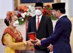 Presiden Jokowi Beri Tanda Kehormatan RI ke 127 Tokoh