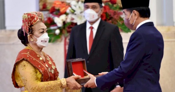 Presiden Jokowi Beri Tanda Kehormatan RI ke 127 Tokoh