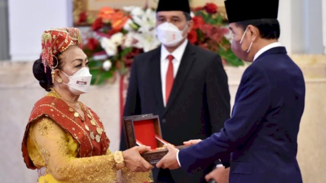 Presiden RI Joko Widodo (Jokowi) menganugerahkan tanda kehormatan Republik Indonesia kepada total 127 orang penerima dalam upacara Penganugerahan Tanda Kehormatan dalam rangka memperingati Hari Kemerdekaan ke-77 Republik Indonesia di Istana Negara, Jakarta, Jumat (12/08/2022) pagi. (Foto: Biro Pers Presiden) 