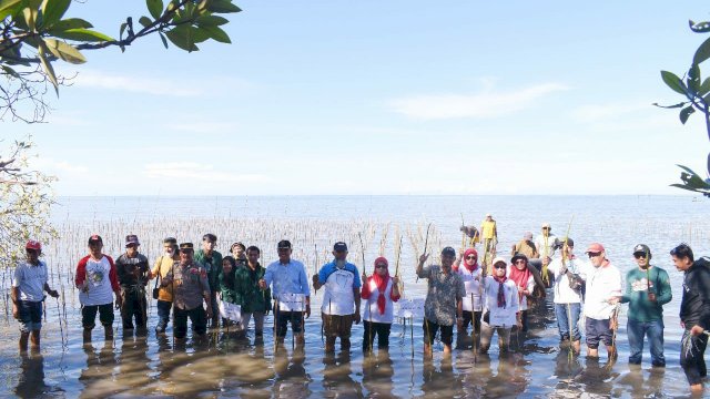 Cabang Dinas Kelautan Bosowasi Dinas Kelautan dan Perikanan Sulsel melaksanakan kegiatan penanaman mangrove sebanyak 38.000 bibit mangrove di Kelurahan Pancaitana, Kecamatan Salomekko, Kabupaten Bone (11/8/2022). (Foto: ABATANEWS/Azwar) 