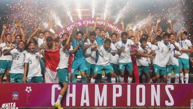 Momen saat Timnas Indonesia U-16 merayakan gelar juara Piala AFF U-16. (foto: PSSI)