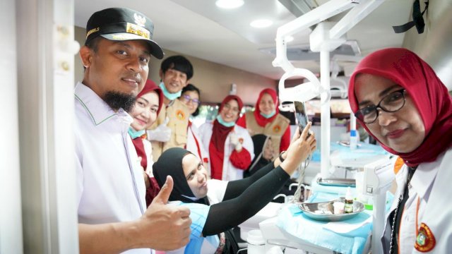 Pelayanan kesehatan gratis pada acara baksos IKA Unhas yang berlangsung di Bone, pada Sabtu (13/8/2022). (Foto: ABATANEWS/Wahyuddin) 