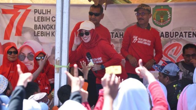 Jalan Santai memperingati HUT Ke-77 Kemerdekaan Republik Indonesia di Kabupaten Luwu Utara. (Foto: ABATANEWS/Azwar) 