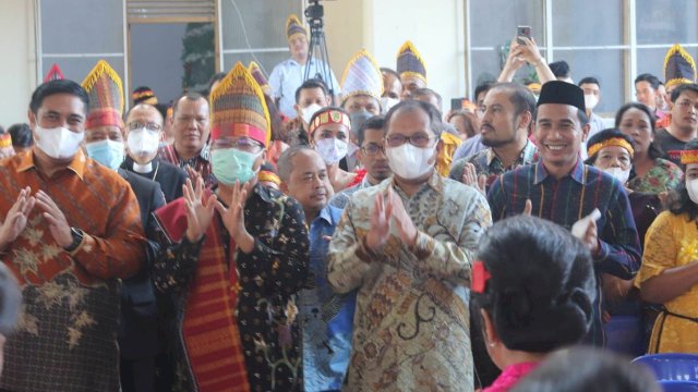 Wali Kota Makassar Moh Ramdhan Pomanto dan Ketua DPRD Makassar Rudianto Lallo menghadiri pertemuan seluruh Marga Batak yang ada di Kota Makassar tepatnya di HKBP Jalan Rajawali, Kota Makassar, pada Ahad (14/8/2022). (Foto: ABATANEWS/Azwar) 