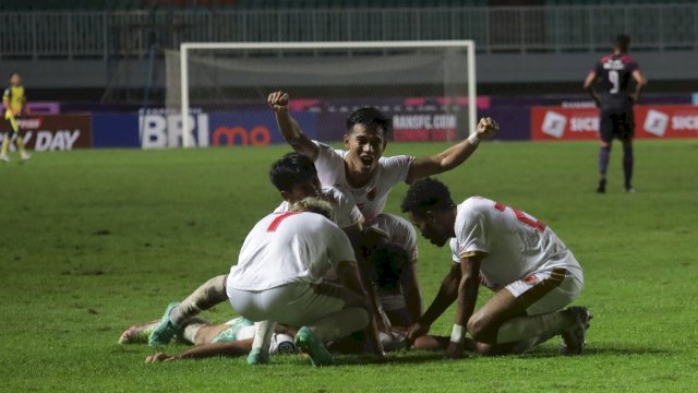 Selebrasi pemain PSM Makassar usai Everton Sacramento mencetak gol kedua saat menghadapi Rans Nusantara di pekan keempat Liga 1 2022-2023 di Stadion Pakansari, Bogor, Senin (15/8/2022). (foto: official PSM Makassar)