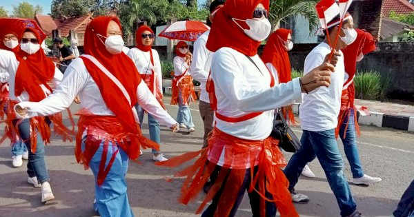 Batik Shiborita dan Kreasi Daur Ulang Semarakkan Pawai Takalar Merdeka Sampah