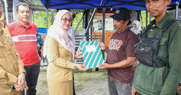 Bupati Indah Serahkan 78 Unit Mesin Tempel ke Nelayan