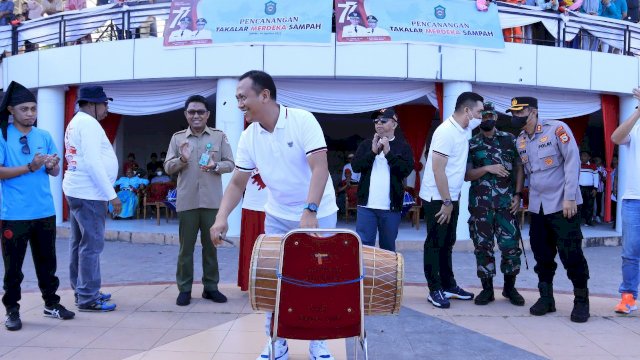 Bupati Takalar Syamsari, bersama para Aparatur Sipil Negara (ASN) dan masyarakat mendeklarasikan pencanangan Takalar Merdeka Sampah dalam momentum semarak hari kemerdekaan, pada Selasa (16/8/2022).