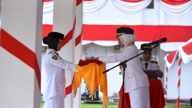 Bupati Luwu Utara Indah Putri Indriani bertindak Sebagai Inspektur Upacara dalam rangka memperingati HUT RI ke-77, pada Rabu (17/08/2022) di Lapangan Kantor Bupati Luwu Utara.