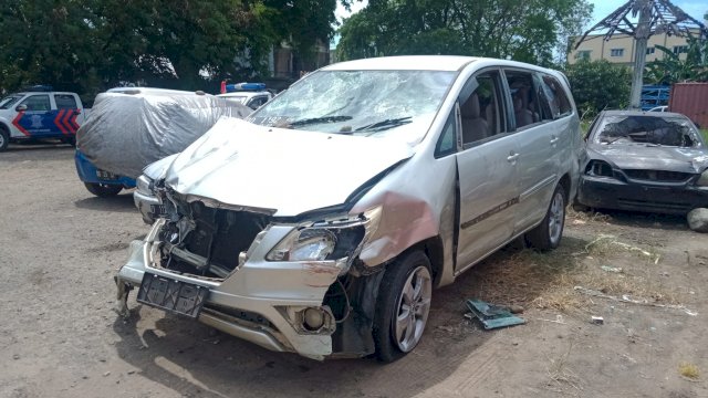 Kondisi Kijang Innova yang rusak parah usai menabrak dan diamuk massa di Jl Urip Sumoharjo Makassar, dan kini diamankan Satlantas Polrestabes Makassar di bekas terminal Todopuli. (foto: Abatanews)