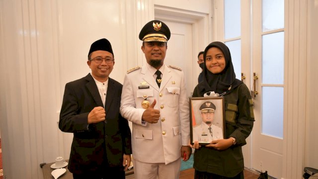 Andina Nurul Fikri Ramadani, berusia 16 tahun dan masih pelajar kelas 2 di SMAN 8 Pinrang, menjadi staf Gubernur Sulsel Andi Sudirman Sulaiman selama sehari. (Dok Pemprov Sulsel) 