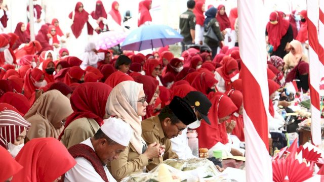 Zikir dan Doa yang dilaksanakan BKMT Luwu Utara dalam rangka menyambut Hari Ulang Tahun (HUT) Ke-77 Kemerdekaan Republik Indonesia, Selasa (16/8/2022), di Cagar Budaya Onderafdeling, Masamba.