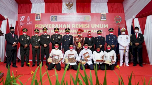 Gubernur Sulawesi Selatan, Andi Sudirman Sulaiman menyerahkan Surat Keputusan remisi Kementerian Hukum dan HAM RI kepada sejumlah perwakilan narapidana di Lapas Kelas I Makassar pada Rabu (17/8/2022). (Foto: ABATANEWS/Wahyuddin) 