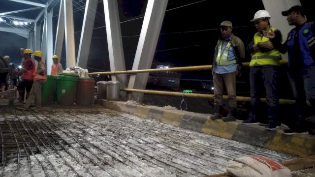 Wakil Bupati Luwu Utara Suaib Mansur meninjau pekerjaan perbaikan jembatan Masamba (18/8/2022). (Foto: ABATANEWS/Azwar) 