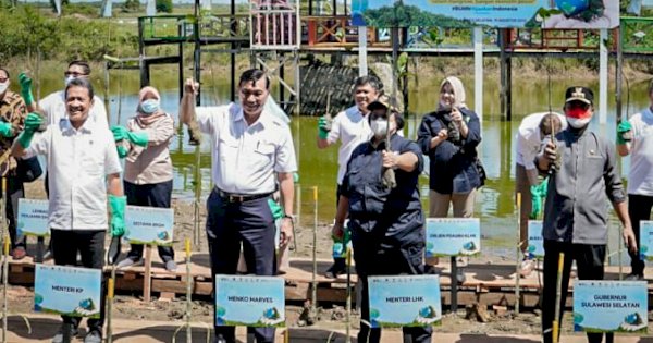 Gubernur Sulsel Bersama Tiga Menteri RI Tanam Mangrove di Maros