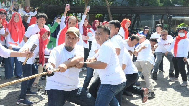 Dalam rangka memperingati HUT RI ke-77, Badan Pendapatan Daerah Kota Makassar menggelar Pekan Olahraga dan Seni Porseni Day dilingkup pejabat dan staf di Lapangan Parkir Kantor Badan Pendapatan Daerah Bapenda Kota Makassar pada Jumat (19/8/2022). (Foto: ABATANEWS/Wahyuddin) 