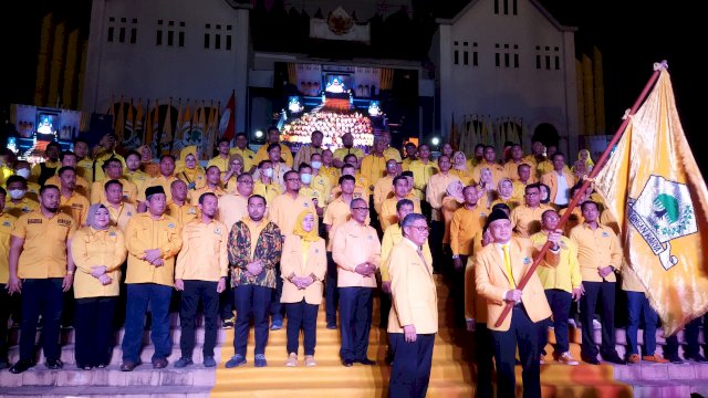 Ketua DPD I Golkar Sulsel, Taufan Pawe akhirnya resmi melantik dan mengukuhkan kepengurusan DPD II Golkar Makassar, pada Jumat (19/8/2022) malam yang berlangsung di Monumen Mandala, Jalan Jenderal Sudirman.