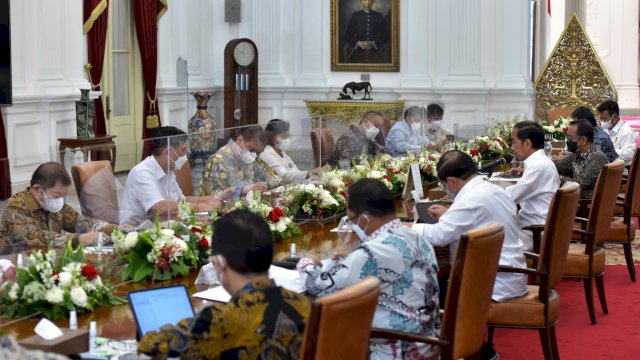 Presiden RI Joko Widodo (Jokowi) memimpin Rapat Terbatas (Ratas) mengenai Percepatan Program Transformasi Digital Pengadaan Barang dan Jasa, di Istana Merdeka, Jakarta, Kamis (25/08/2022). (Foto: Humas Setkab)