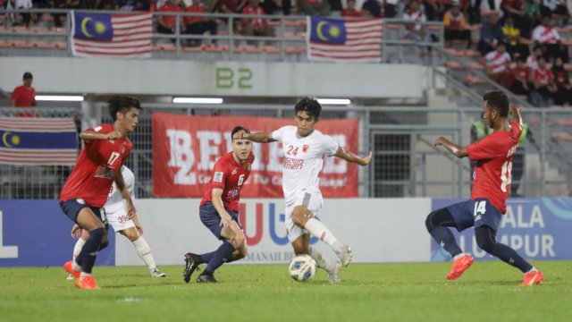 Rizky Eka Pratama saat dikepung pemain Kuala Lumpur City FC di laga final zona Asean Piala AFC Cup di Stadion KLFC, Rabu (24/8/2022). (foto: Official PSM Makassar)