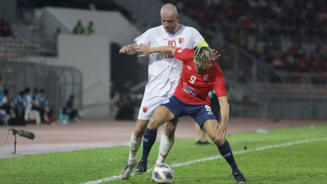 Wiljan Pluim saat berduel dengan pemain Kuala Lumpur City FC dalam laga final zona Asean Piala AFC Cup di Stadion KLFC, Rabu (24/8/2022). (foto: Official PSM Makassar)