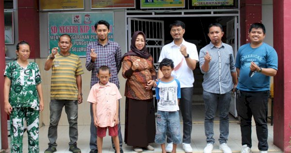 dr Udin Bersama Lurah Maccini Gusung Bawa Sejumlah Anak Kembali Sekolah