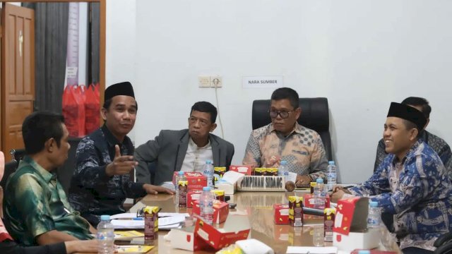 Ketua Dewan Pendidikan Kota Makassar, Rudianto Lallo saat membuka Focuss Group Discussion (FGD) "Mengawal Asesmen Kepala Sekolah di Makassar" di Kantor Dewan Pendidikan Makassar, pada Jumat (26/8/2022).