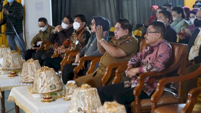 Sekertaris Daerah Provinsi Sulsel, Abdul Hayat Gani, meresmikan dua inovasi terbaru PT Bank Sulawesi Selatan dan Sulawesi Barat (Sulselbar). Yakni Dana Pensiun Lembaga Keuangan (DPLK) Malebbi dan Saoraja Priority, pada Senin (29/8/2022). (Foto: ABATANEWS/Wahyuddin) 