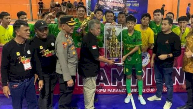 Madrasah Aliyah Negeri (MAN) 1 Makassar sukses meraih juara satu turnamen futsal antar Sekolah Menengah Atas (SMA) sederajat yang digelar oleh Forum Kemitraan Polisi dan Masyarakat (FKPM) Kelurahan Parangtambung, Kecamatan Tamalate, Kamis (4/8/2022).