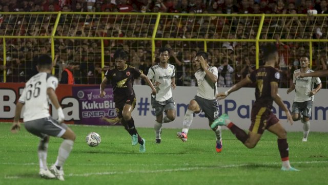 Pemain muda PSM Makassar, Ibnul Jamil saat menggiring bola dan dikepung pemain Persib Bandung dalam duel pekan ketujuh Liga 1 2022-2023 di Gelora BJ Habibie, Parepare, Sulsel, Senin (29/8/2022). (foto: official PSM Makassar)