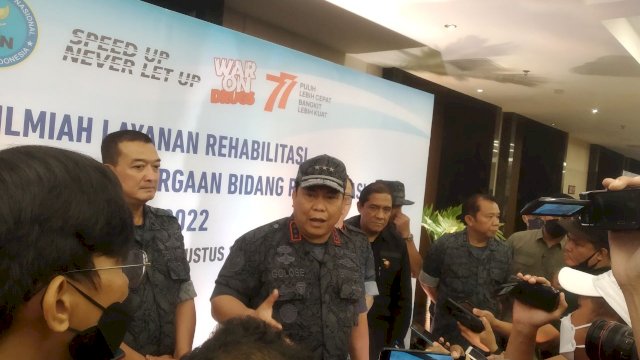 Kepala BNN RI Komjen Pol Petrus G R Golose diwawancarai awak media di sela-sela acara Rapat Kerja Bidang Rehabilitasi BNN, di Hotel Claro, Makassar, Jalan AP Pettarani, pada Selasa (30/8/2022). (Foto: ABATANEWS/Cinno) 