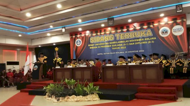 Universitas Sembilanbelas November (USN) Kolaka, melaksanakan Sidang Senat Terbuka dalam rangka Wisuda ke-XI tahun 2022, di Hotel Sultan Raja, Kolaka, pada Selasa (30/8/2022). 