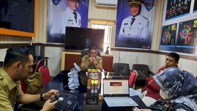 Badan Pengawas Pemilihan Umum (Bawaslu) Kota Makassar membagi sejumlah tim pengawas ke-15 kecamatan se-Kota Makassar dalam rangka koordinasi bersama jajaran kecamatan untuk mendeteksi awal pencatutan NIK ASN dalam keanggotaan partai politik, pada Selasa (30/8/2022). (Dok Bawaslu Makassar) 