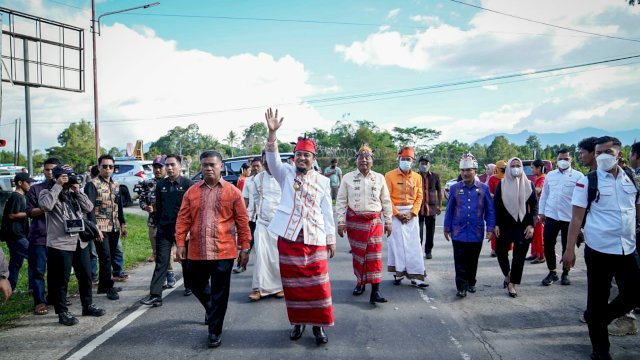 Gubernur Sulawesi Selatan, Andi Sudirman Sulaiman meresmikan ruas Batupapan - Bandara Pongtiku - Batas Toraja Utara di Kabupaten Tana Toraja, pada Rabu (31/8/2022). 