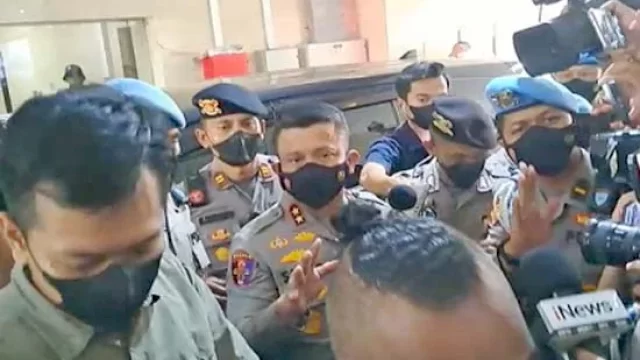 Irjen Ferdy Sambo akhirnya datang ke Bareskrim Polri untuk diperiksa. Mantan Kadiv Propam itu datang mengenakan pakaian polisi lengkap, sekitar pukul 10.00 WIB, pada Kamis (4/8/2022). (Tangkapan layar video) 