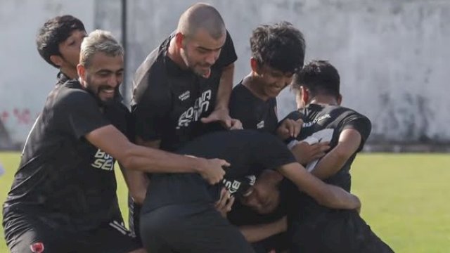 Skuad PSM Makassar saat melakoni latihan di Stadion Kalegowa, Kabupaten Gowa, Sulsel. (foto: Official Instagram PSM Makassar)