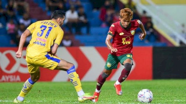 Pemain Kedah Darul Aman (kanan) saat menghadapi Sri Pahang yang berakhir 2-0 untuk kemenangan Pahang. (Foto: Official Instagram Kedah Darul Aman)