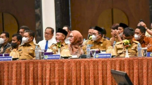 Bupati Kabupaten Luwu Utara, Indah Putri Indriani, dalam Rapat Koordinasi (Rakor) dan Evaluasi Implementasi Percepatan dan Perluasan Digitalisasi Daerah (P2DD), Selasa (2/8/2022) kemarin, di Phinisi 2 Ballroom Lantai 2 Hotel Claro, jalan AP. Pettarani, kota Makassar. (Pemkab Lutra)